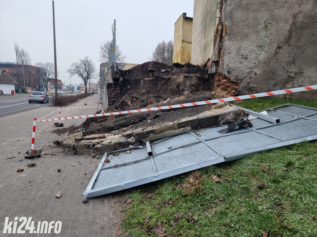 Zawalony mur na ul. Andrzeja