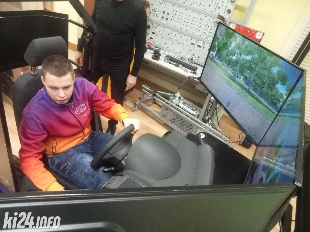Symulator samochodu do nauki jazdy.