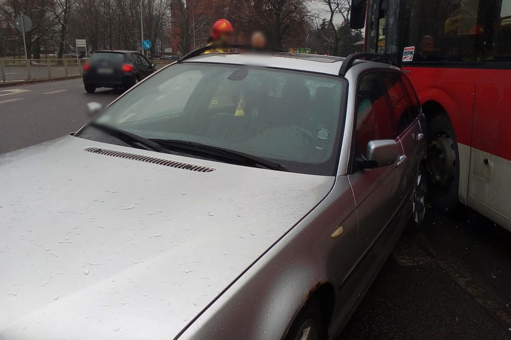 Kolizja bmw z autobusem w centrum miasta