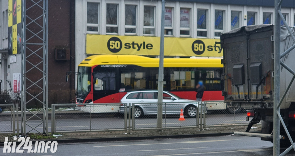 Kolizja bmw z autobusem w centrum miasta