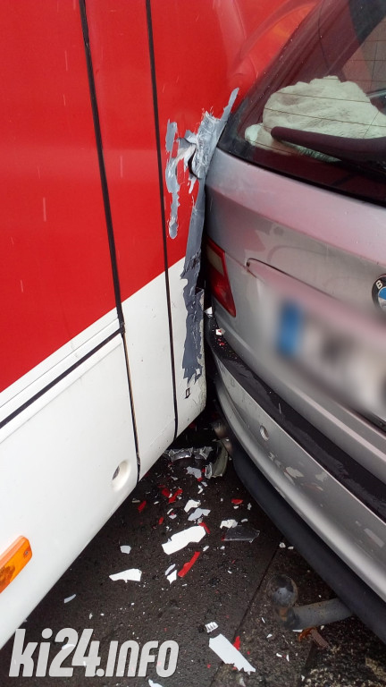 Kolizja bmw z autobusem w centrum miasta