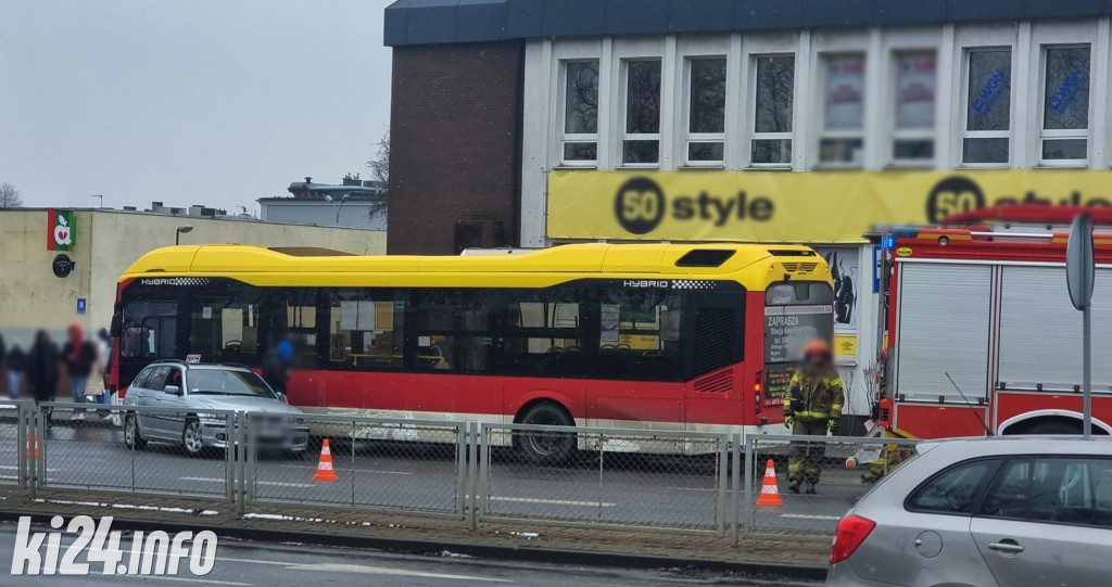Kolizja bmw z autobusem w centrum miasta