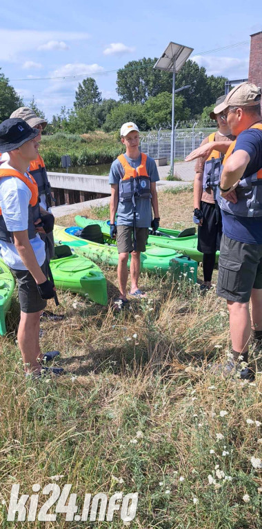 Przewiosłowali sto kilometrów