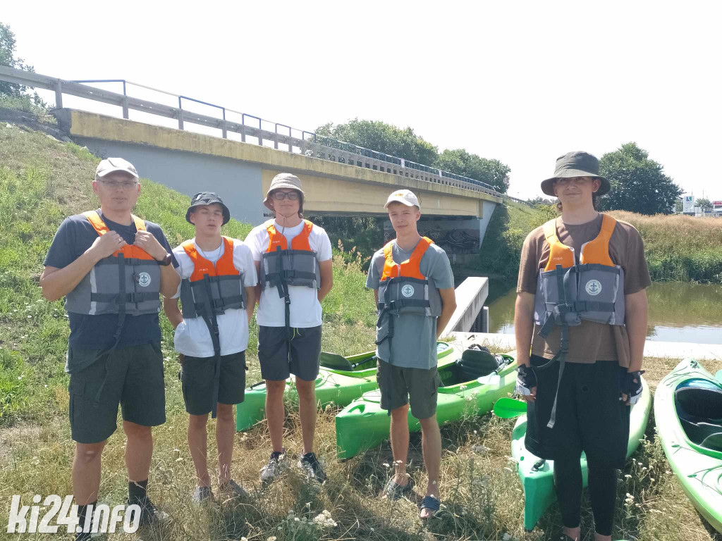 Przewiosłowali sto kilometrów