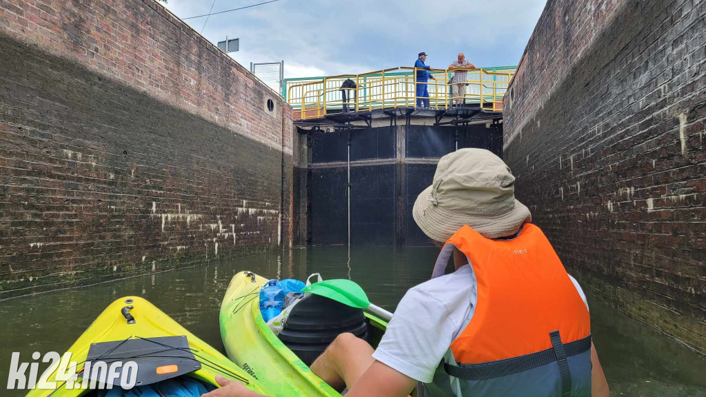 Przewiosłowali sto kilometrów