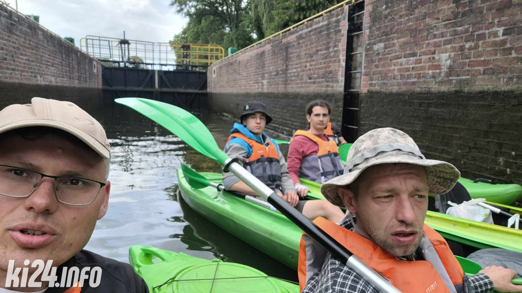 Przewiosłowali sto kilometrów