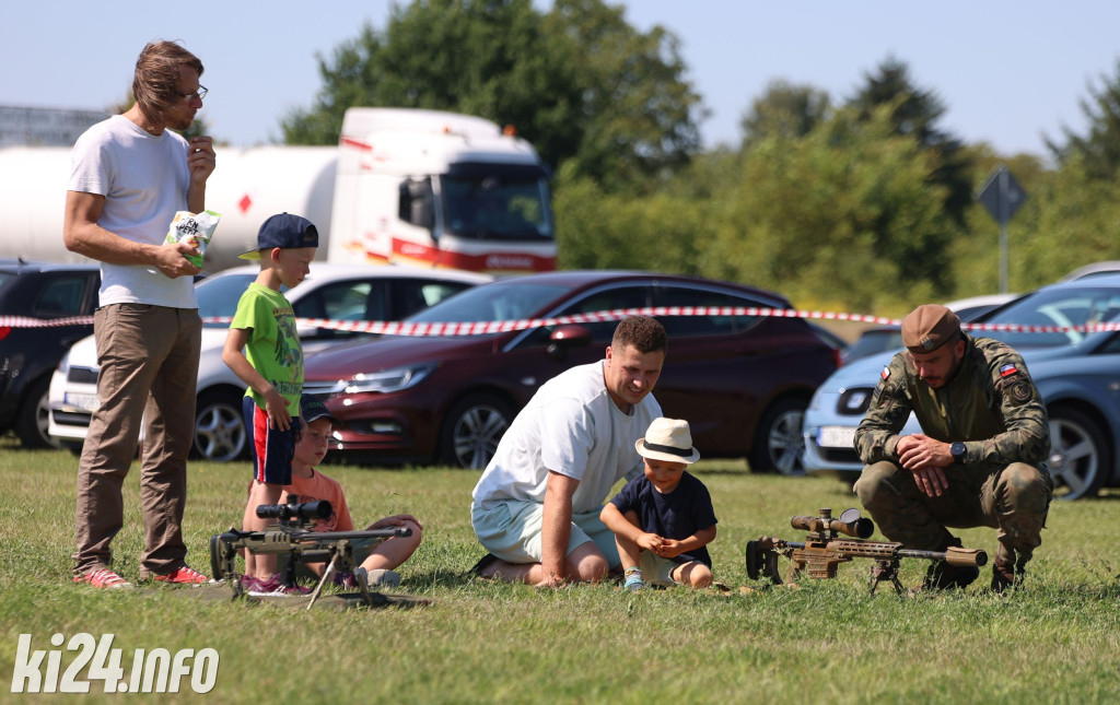 Wojskowy piknik na lotnisku
