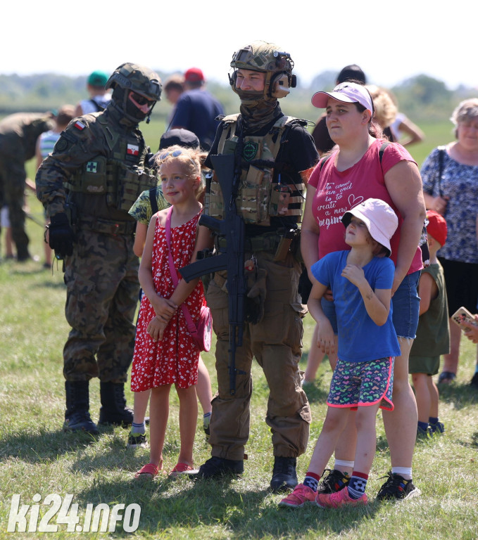 Wojskowy piknik na lotnisku