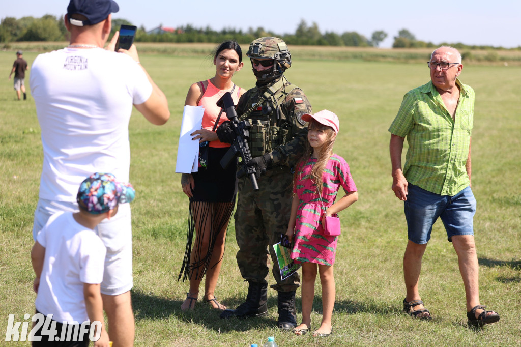 Wojskowy piknik na lotnisku