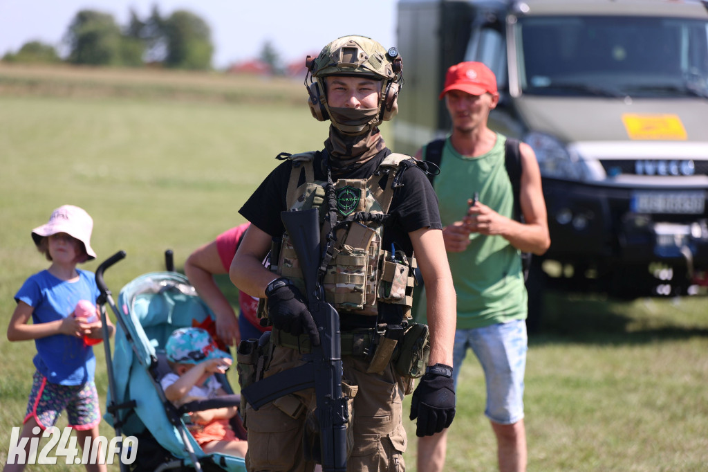 Wojskowy piknik na lotnisku