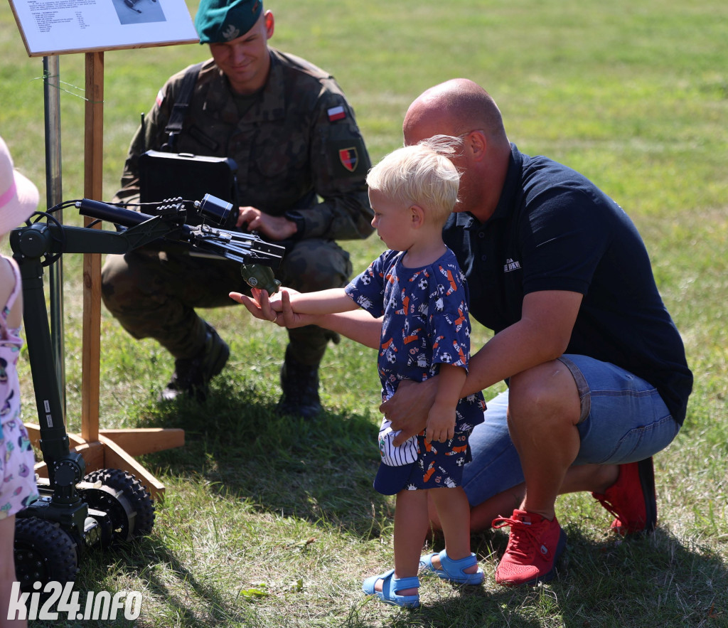 Wojskowy piknik na lotnisku