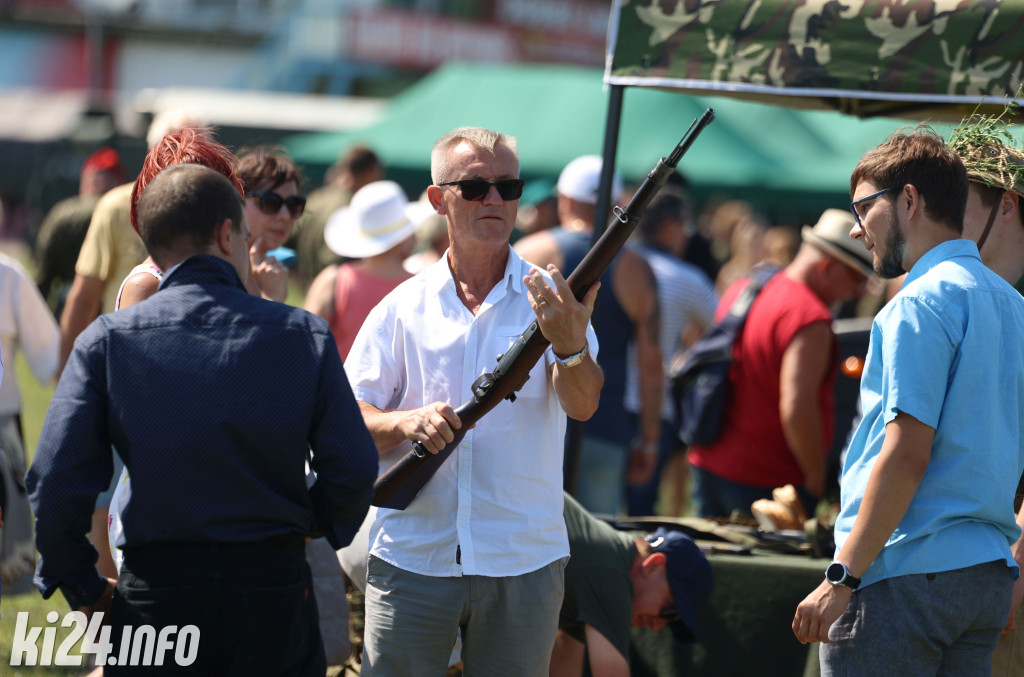 Wojskowy piknik na lotnisku