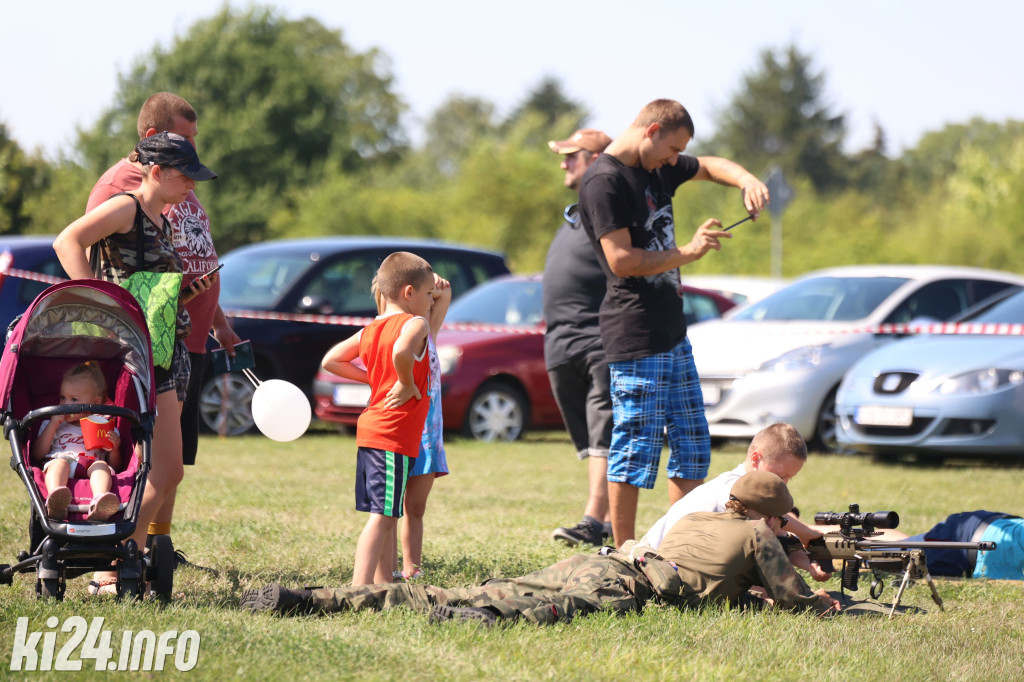 Wojskowy piknik na lotnisku