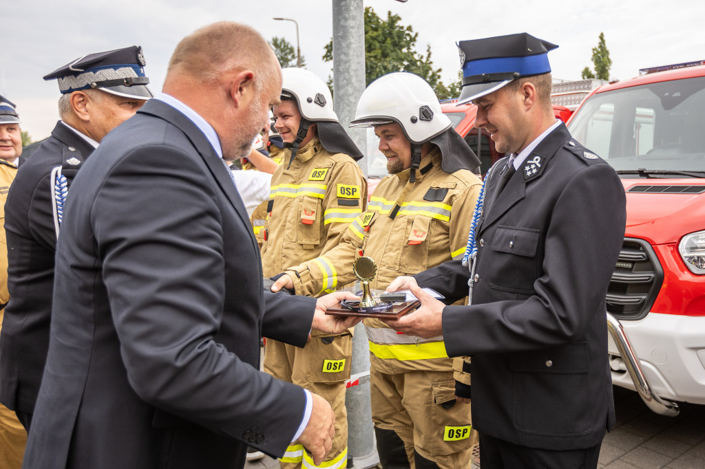 Strażacy otrzymali nowe wozy. Wśród nich znaleźli się druhowie z Gniewkowa [FOTO]