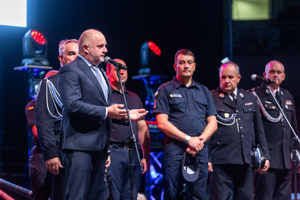 Strażacy otrzymali nowe wozy. Wśród nich znaleźli się druhowie z Gniewkowa [FOTO]