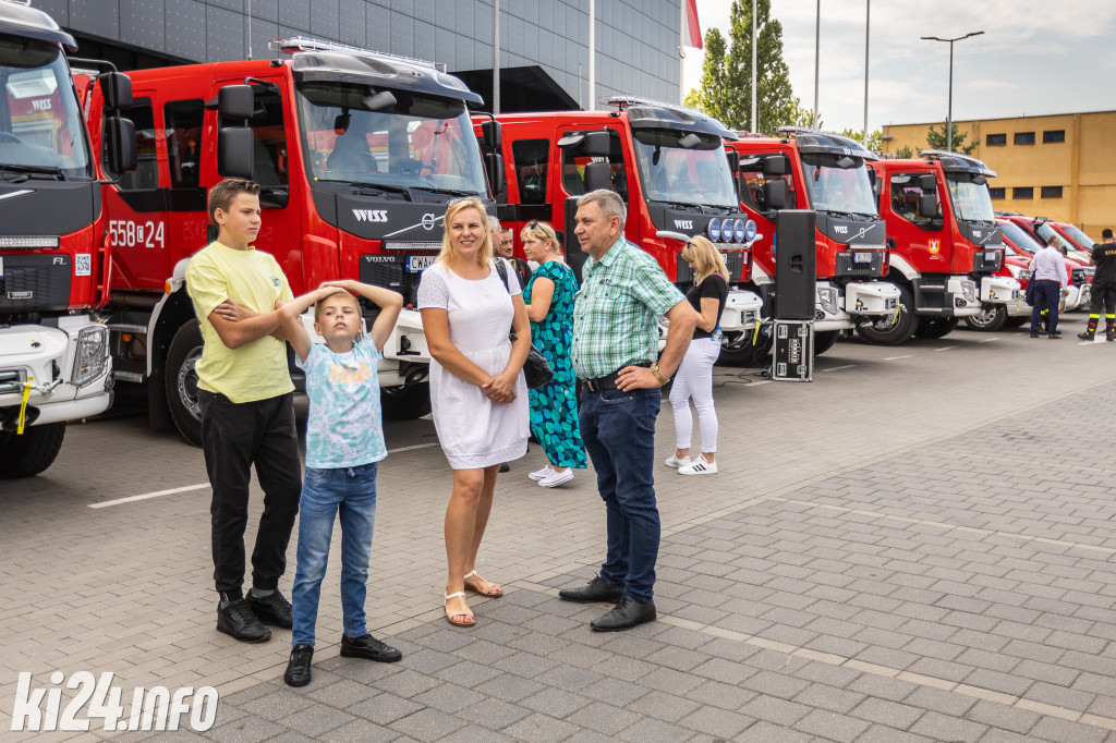 Strażacy otrzymali nowe wozy. Wśród nich znaleźli się druhowie z Gniewkowa [FOTO]