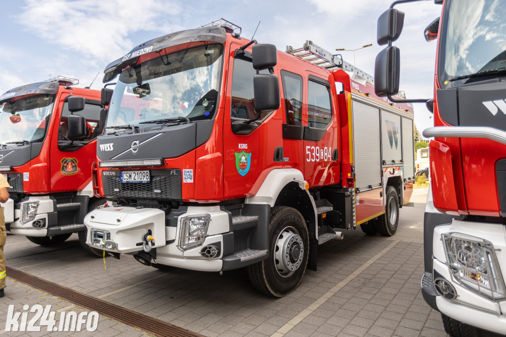 Strażacy otrzymali nowe wozy. Wśród nich znaleźli się druhowie z Gniewkowa [FOTO]