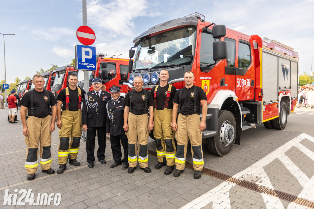 Strażacy otrzymali nowe wozy. Wśród nich znaleźli się druhowie z Gniewkowa [FOTO]