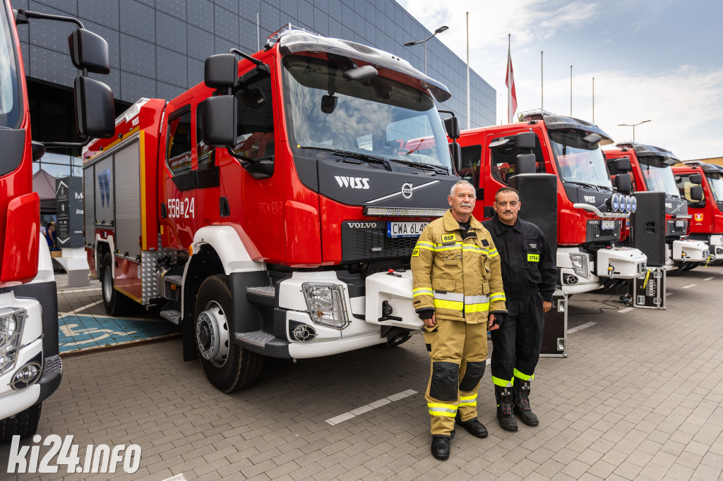 Strażacy otrzymali nowe wozy. Wśród nich znaleźli się druhowie z Gniewkowa [FOTO]