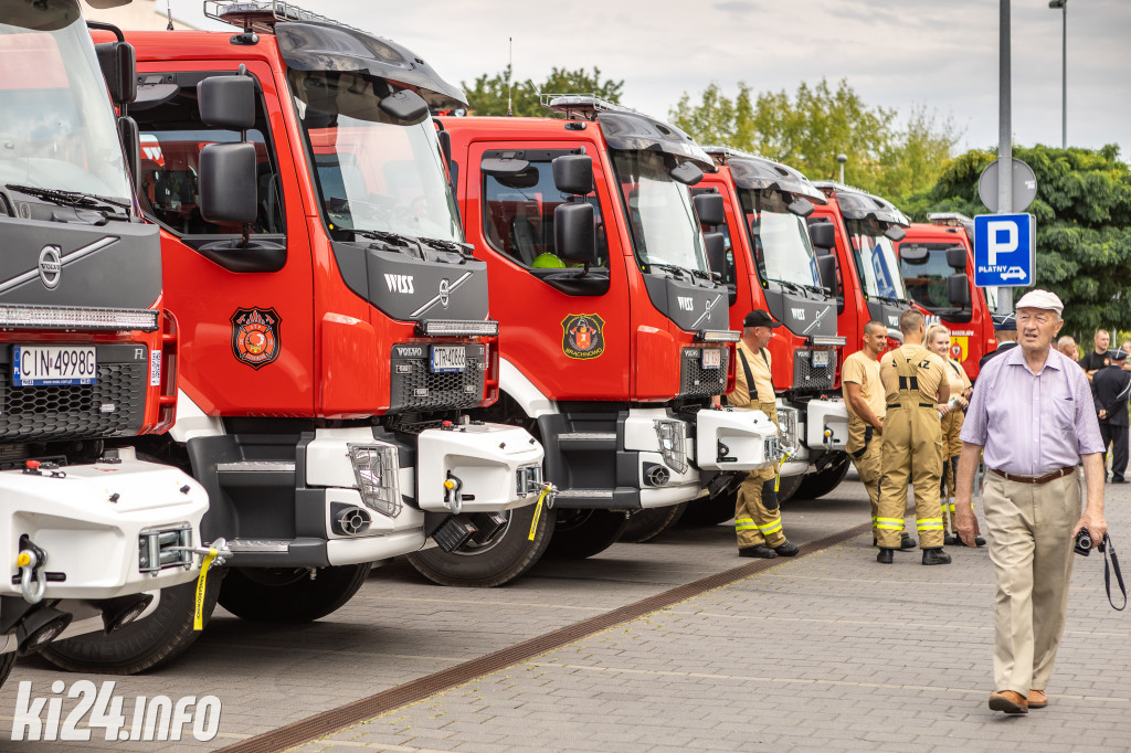 Strażacy otrzymali nowe wozy. Wśród nich znaleźli się druhowie z Gniewkowa [FOTO]