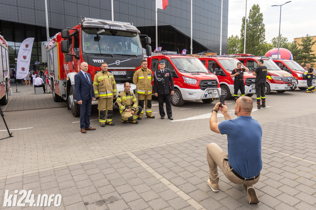 Strażacy otrzymali nowe wozy. Wśród nich znaleźli się druhowie z Gniewkowa [FOTO]