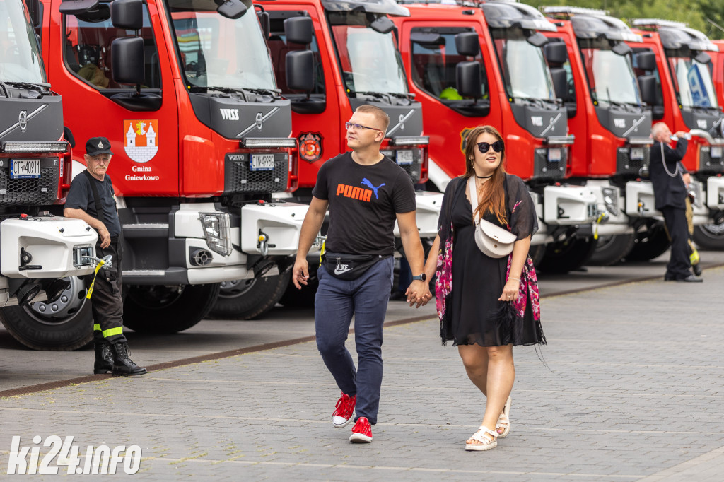 Strażacy otrzymali nowe wozy. Wśród nich znaleźli się druhowie z Gniewkowa [FOTO]