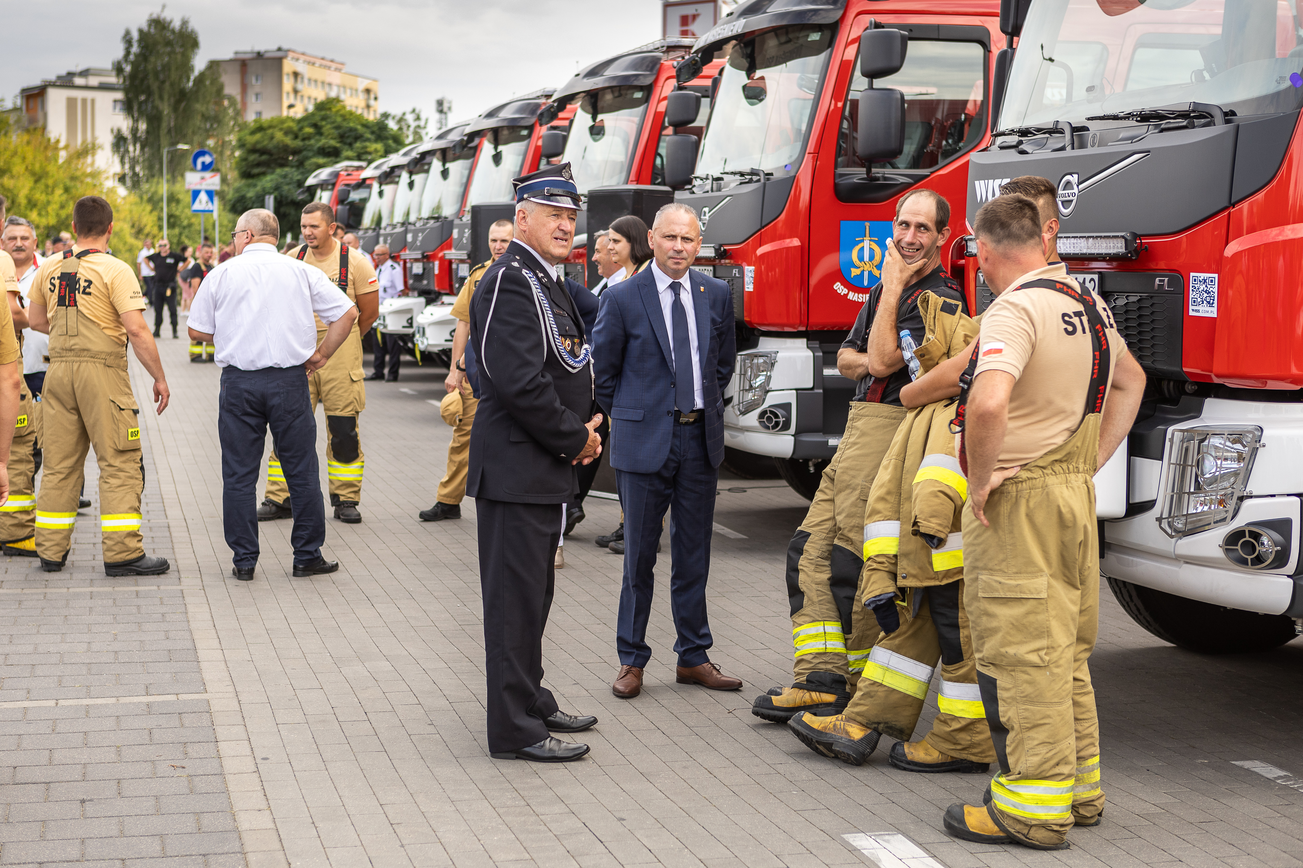 Strażacy otrzymali nowe wozy. Wśród nich znaleźli się druhowie z Gniewkowa [FOTO]