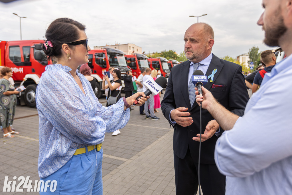 Strażacy otrzymali nowe wozy. Wśród nich znaleźli się druhowie z Gniewkowa [FOTO]