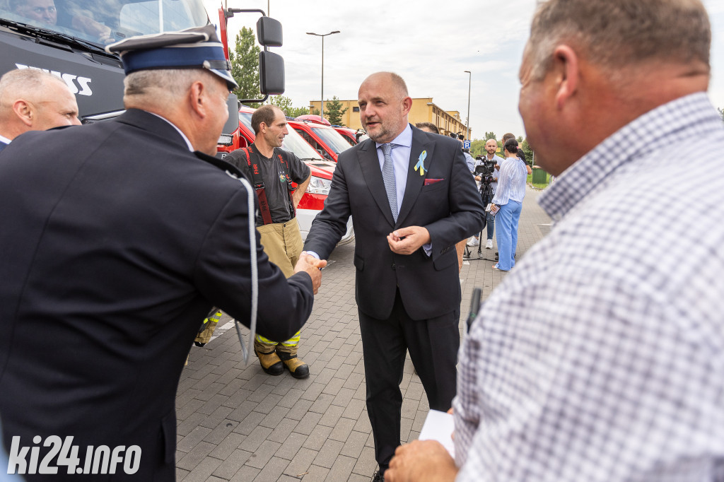Strażacy otrzymali nowe wozy. Wśród nich znaleźli się druhowie z Gniewkowa [FOTO]