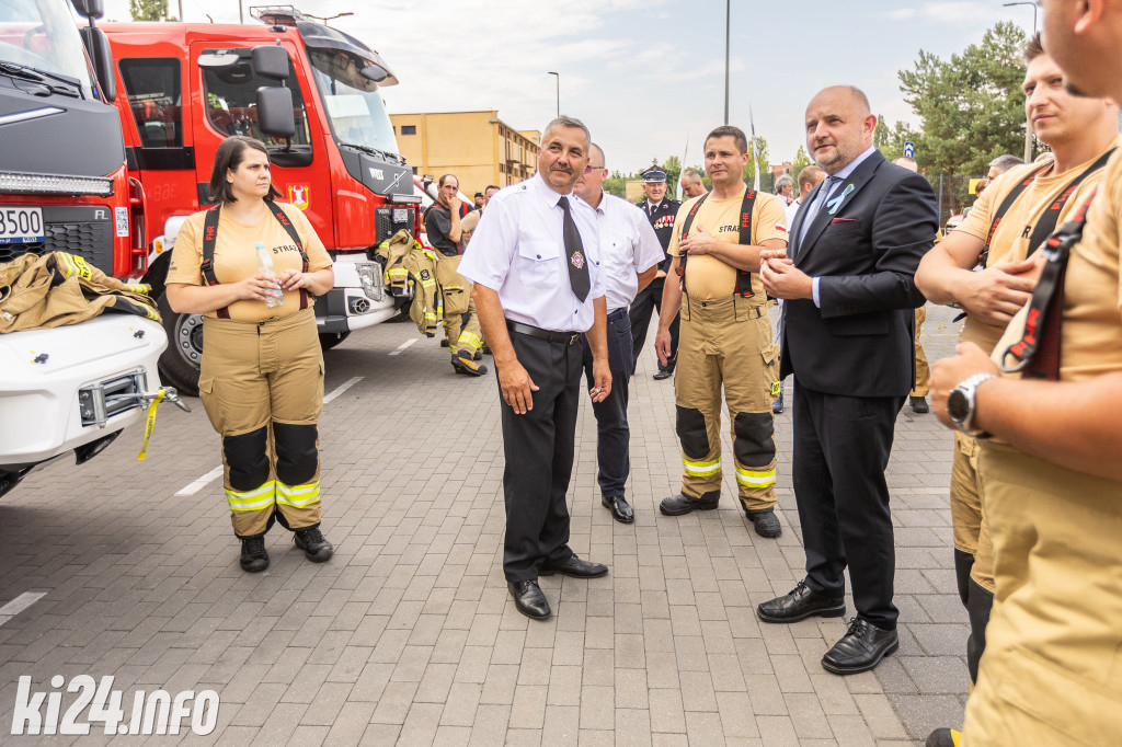 Strażacy otrzymali nowe wozy. Wśród nich znaleźli się druhowie z Gniewkowa [FOTO]