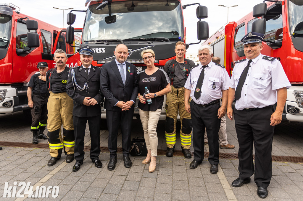 Strażacy otrzymali nowe wozy. Wśród nich znaleźli się druhowie z Gniewkowa [FOTO]