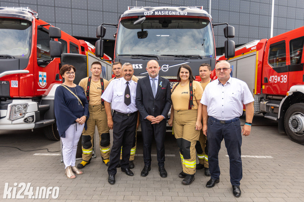 Strażacy otrzymali nowe wozy. Wśród nich znaleźli się druhowie z Gniewkowa [FOTO]