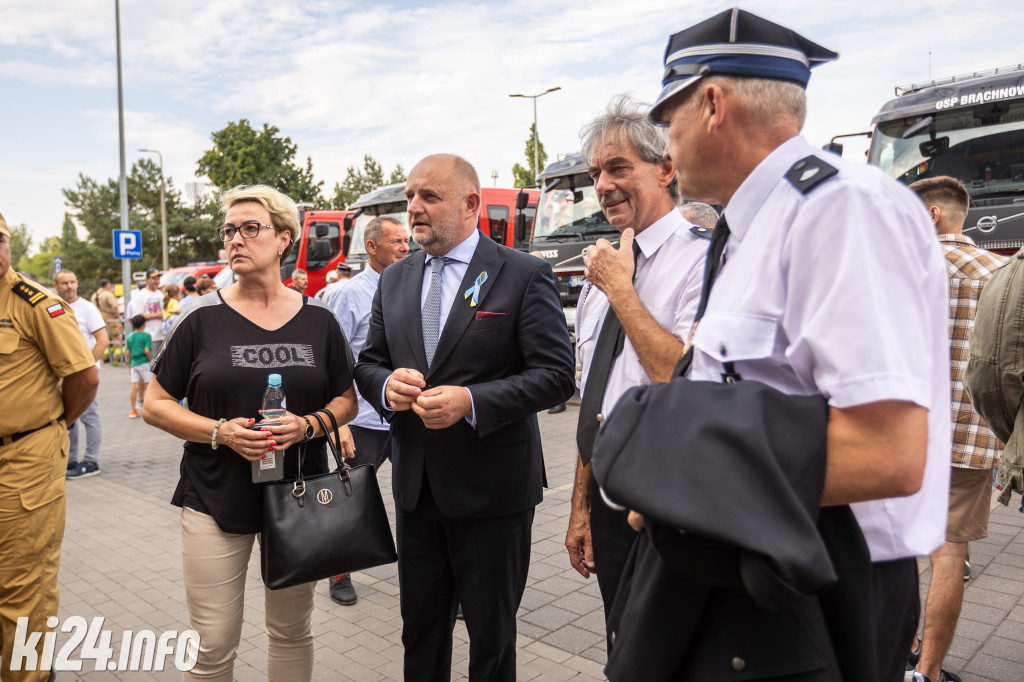 Strażacy otrzymali nowe wozy. Wśród nich znaleźli się druhowie z Gniewkowa [FOTO]