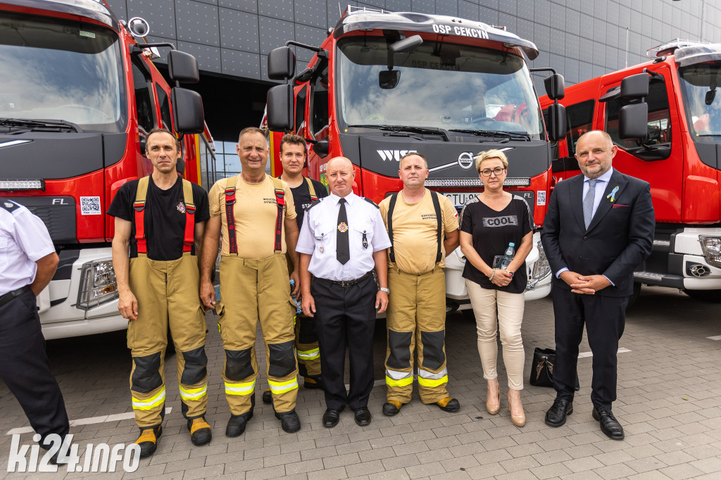 Strażacy otrzymali nowe wozy. Wśród nich znaleźli się druhowie z Gniewkowa [FOTO]