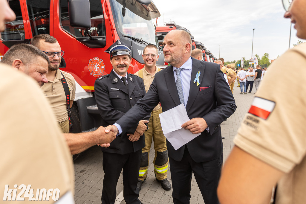 Strażacy otrzymali nowe wozy. Wśród nich znaleźli się druhowie z Gniewkowa [FOTO]