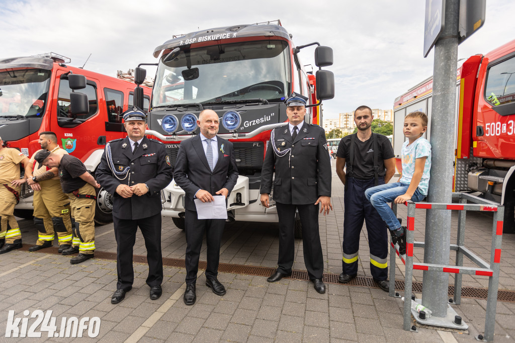 Strażacy otrzymali nowe wozy. Wśród nich znaleźli się druhowie z Gniewkowa [FOTO]