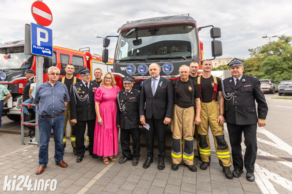 Strażacy otrzymali nowe wozy. Wśród nich znaleźli się druhowie z Gniewkowa [FOTO]