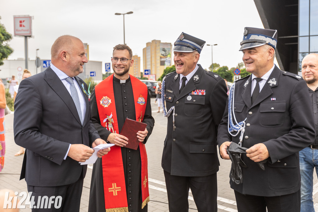 Strażacy otrzymali nowe wozy. Wśród nich znaleźli się druhowie z Gniewkowa [FOTO]