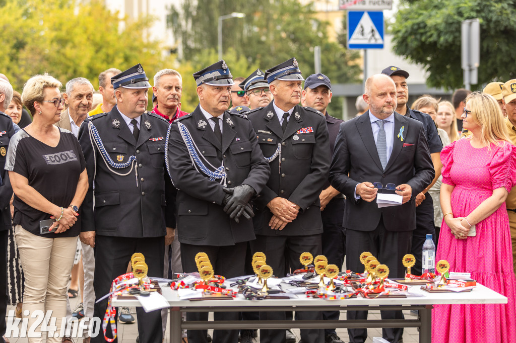 Strażacy otrzymali nowe wozy. Wśród nich znaleźli się druhowie z Gniewkowa [FOTO]