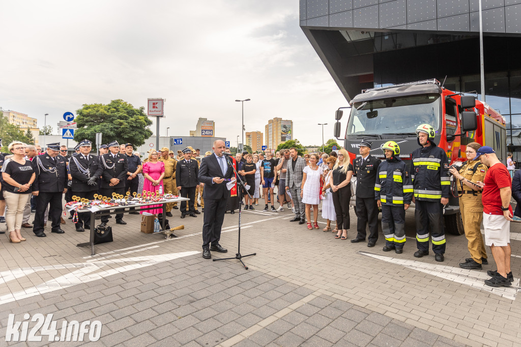 Strażacy otrzymali nowe wozy. Wśród nich znaleźli się druhowie z Gniewkowa [FOTO]