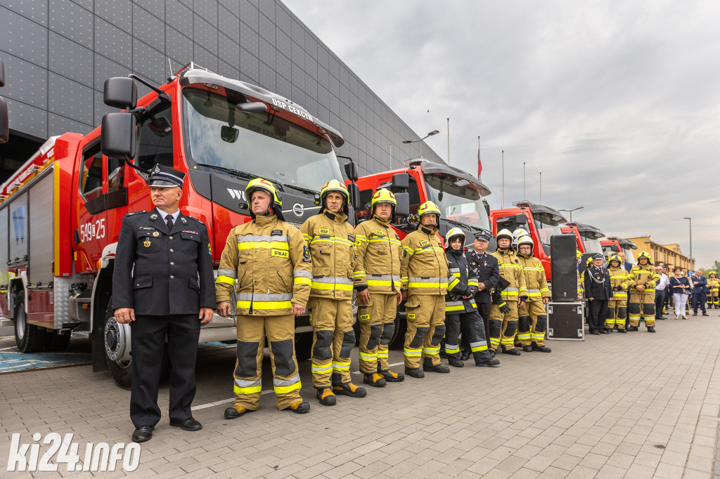 Strażacy otrzymali nowe wozy. Wśród nich znaleźli się druhowie z Gniewkowa [FOTO]
