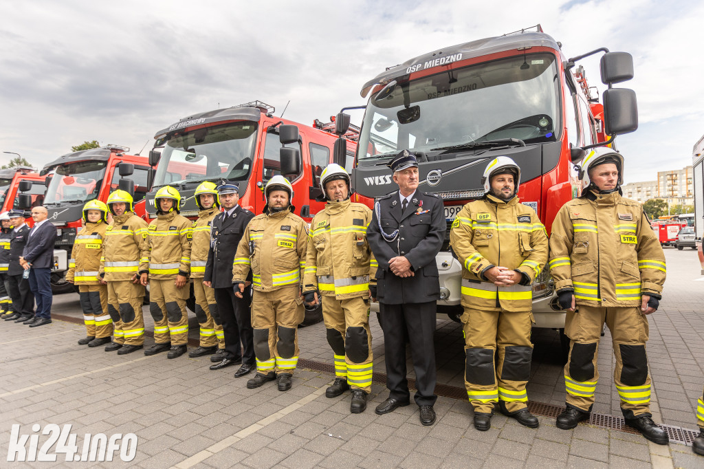 Strażacy otrzymali nowe wozy. Wśród nich znaleźli się druhowie z Gniewkowa [FOTO]