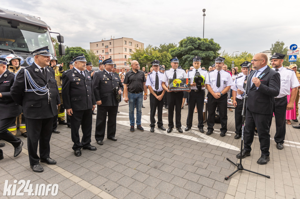 Strażacy otrzymali nowe wozy. Wśród nich znaleźli się druhowie z Gniewkowa [FOTO]