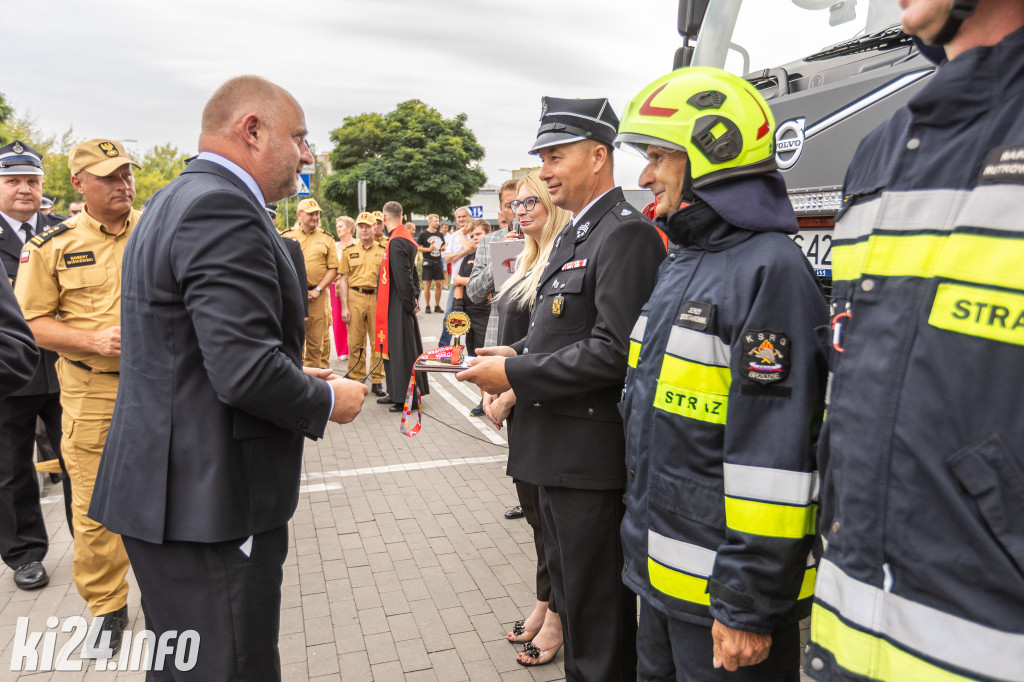 Strażacy otrzymali nowe wozy. Wśród nich znaleźli się druhowie z Gniewkowa [FOTO]
