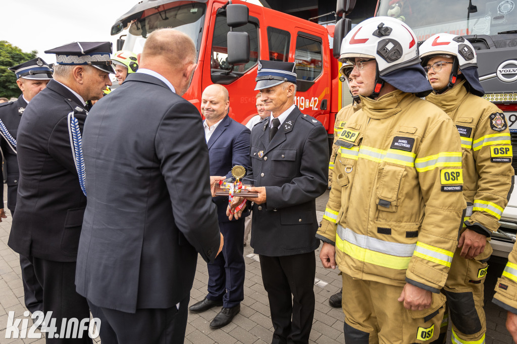 Strażacy otrzymali nowe wozy. Wśród nich znaleźli się druhowie z Gniewkowa [FOTO]