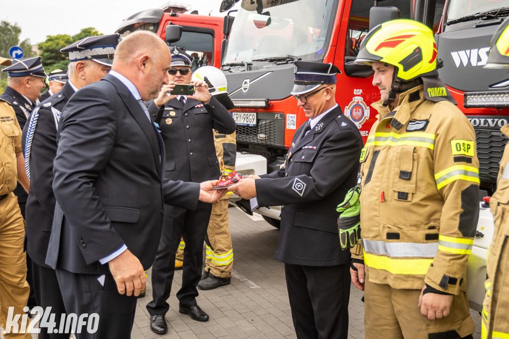 Strażacy otrzymali nowe wozy. Wśród nich znaleźli się druhowie z Gniewkowa [FOTO]