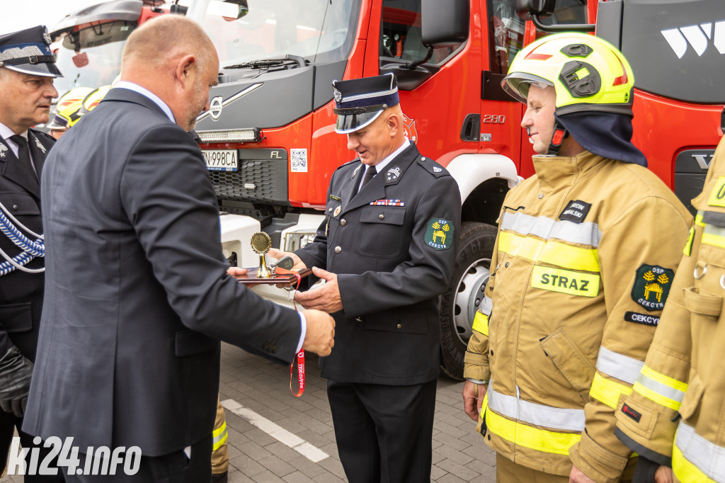 Strażacy otrzymali nowe wozy. Wśród nich znaleźli się druhowie z Gniewkowa [FOTO]