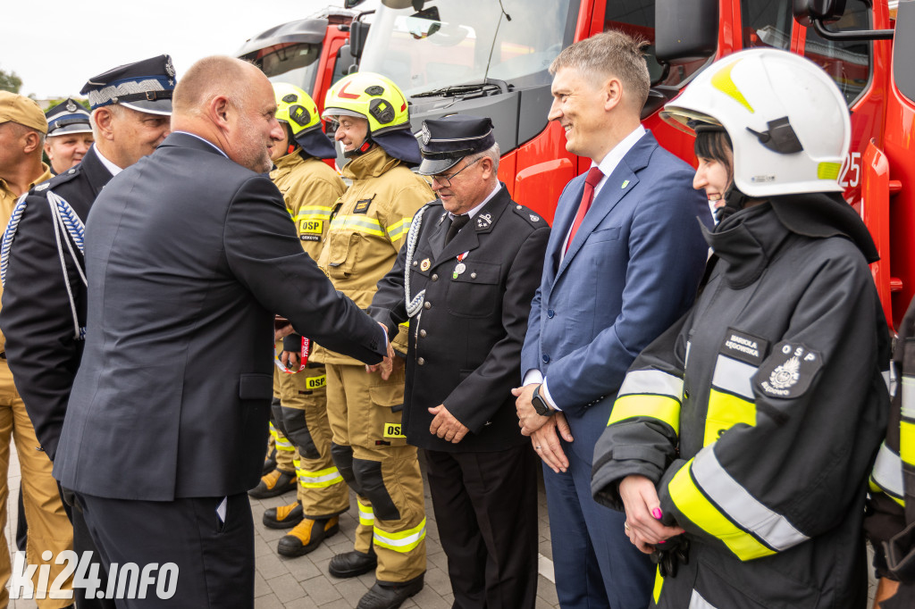 Strażacy otrzymali nowe wozy. Wśród nich znaleźli się druhowie z Gniewkowa [FOTO]