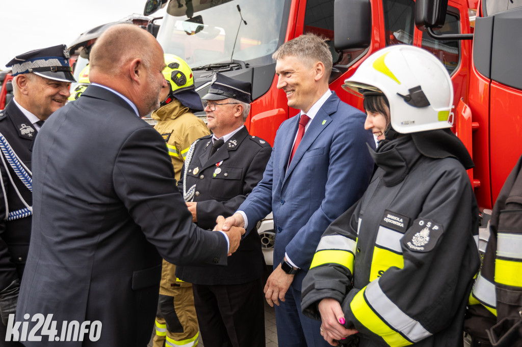Strażacy otrzymali nowe wozy. Wśród nich znaleźli się druhowie z Gniewkowa [FOTO]