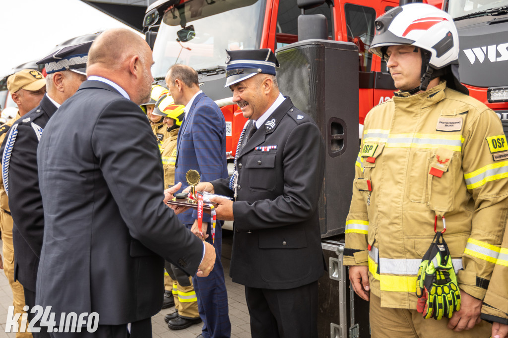 Strażacy otrzymali nowe wozy. Wśród nich znaleźli się druhowie z Gniewkowa [FOTO]